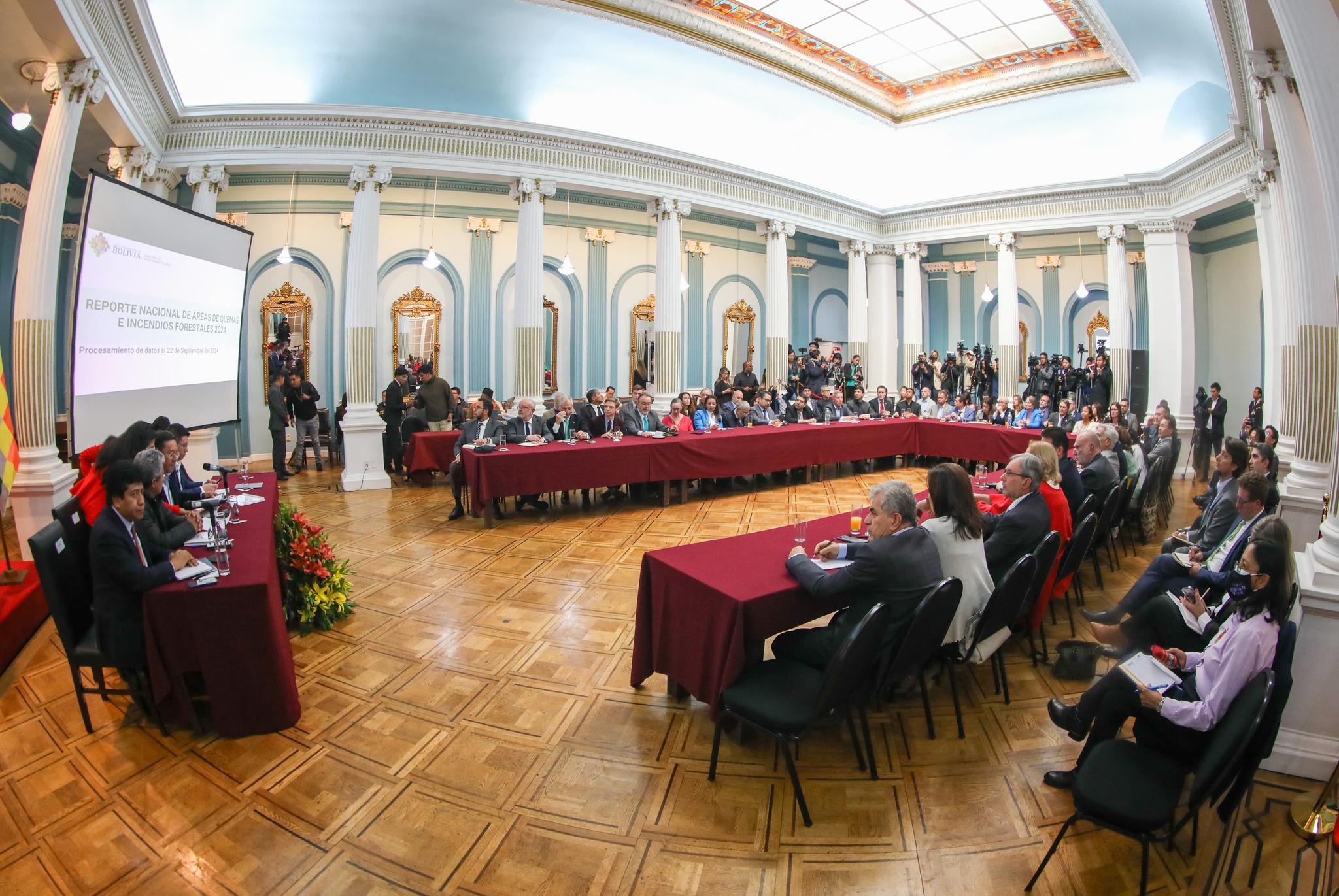 Presidente Arce recibe al cuerpo diplomático para explicar la situación ante los incendios forestales