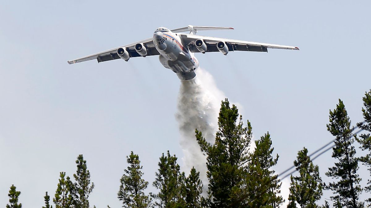 Gobierno contrata aviones cisterna para intensificar la lucha contra los incendios forestales