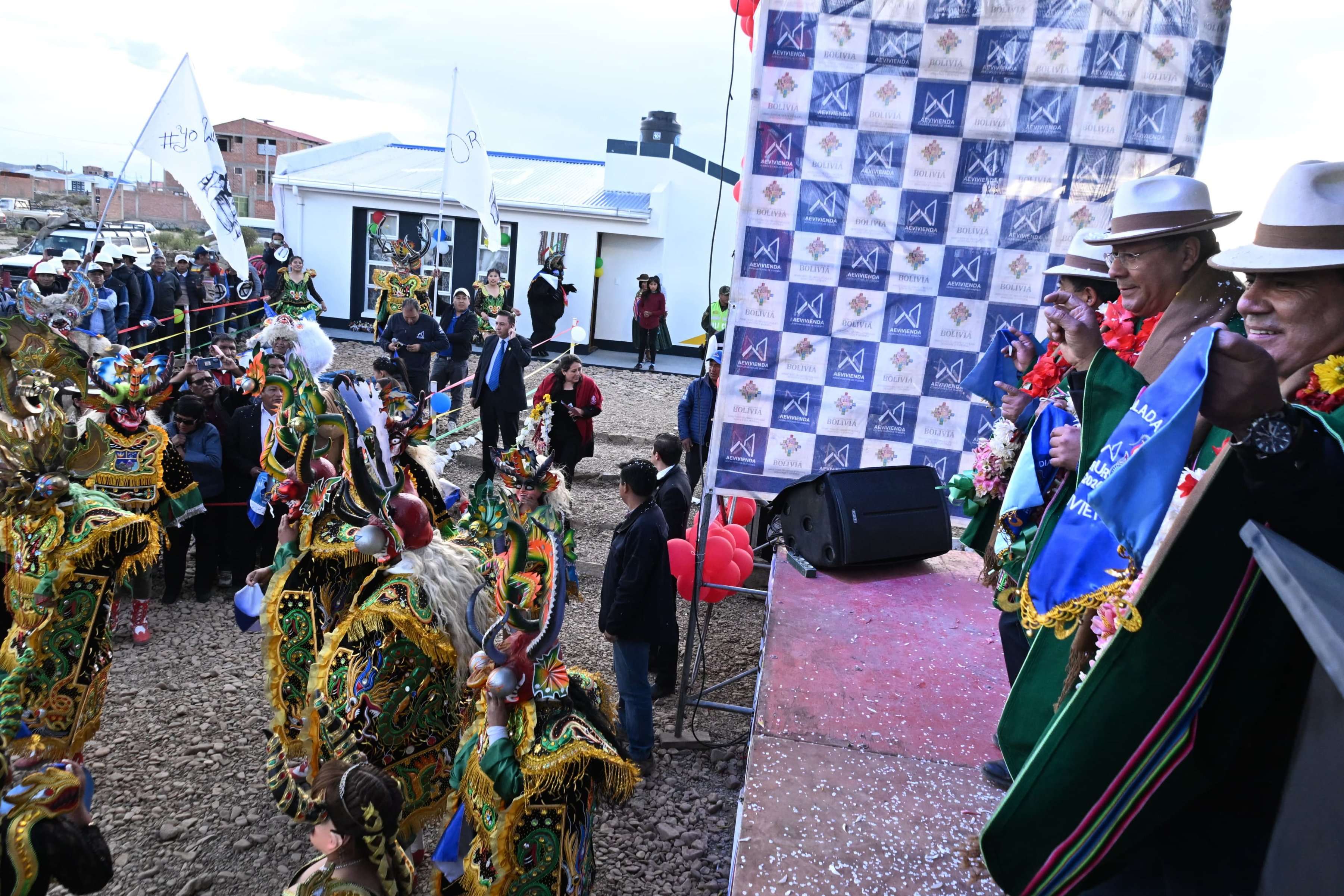 EL PRESIDENTE ARCE ENTREGA 314 VIVIENDAS SOCIALES EN ORURO