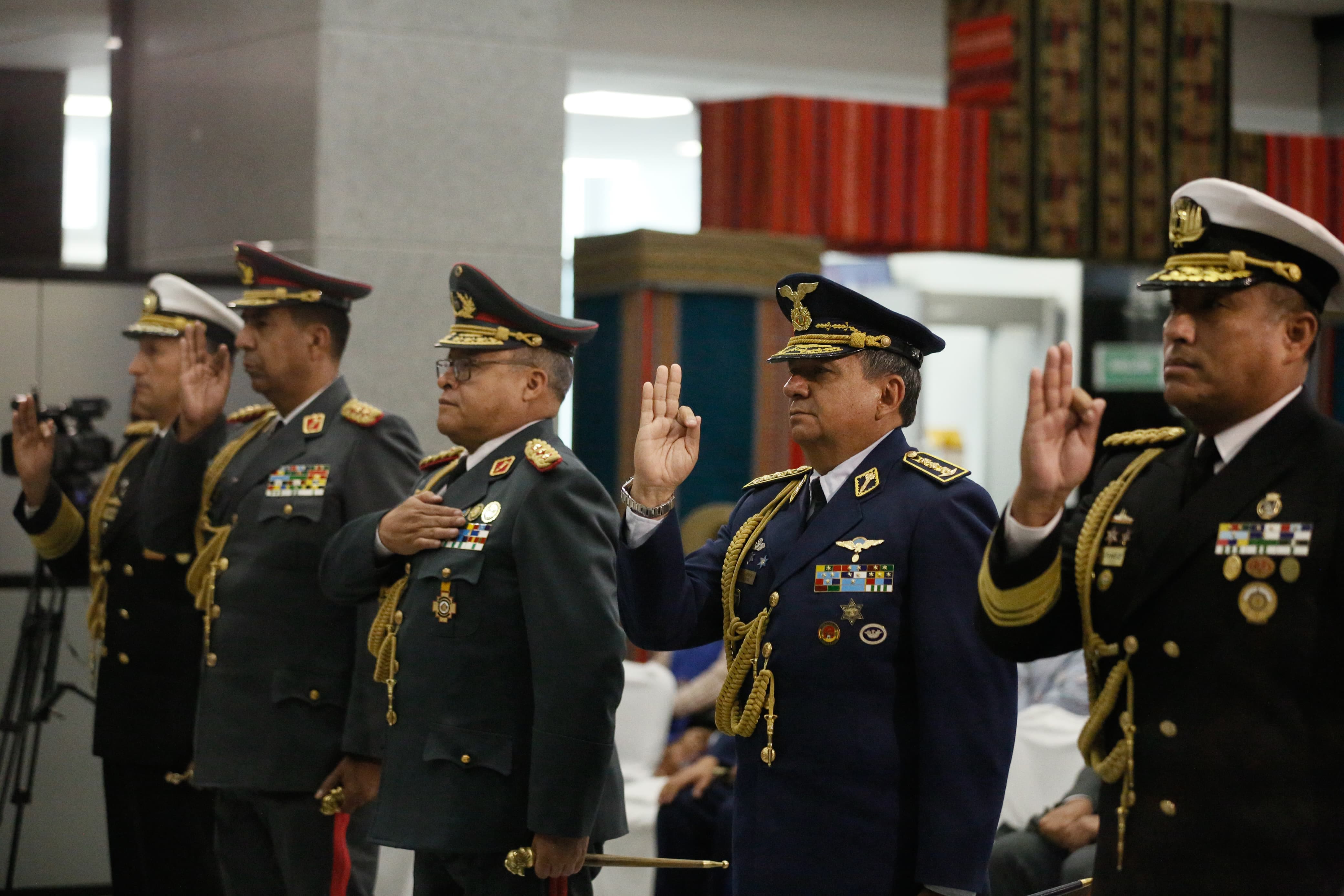 ARCE POSESIONA AL NUEVO ALTO MANDO MILITAR E IMPONE MISIÓN DE REFORMAR VISIÓN DE UNAS FFAA DEL SIGLO XXI