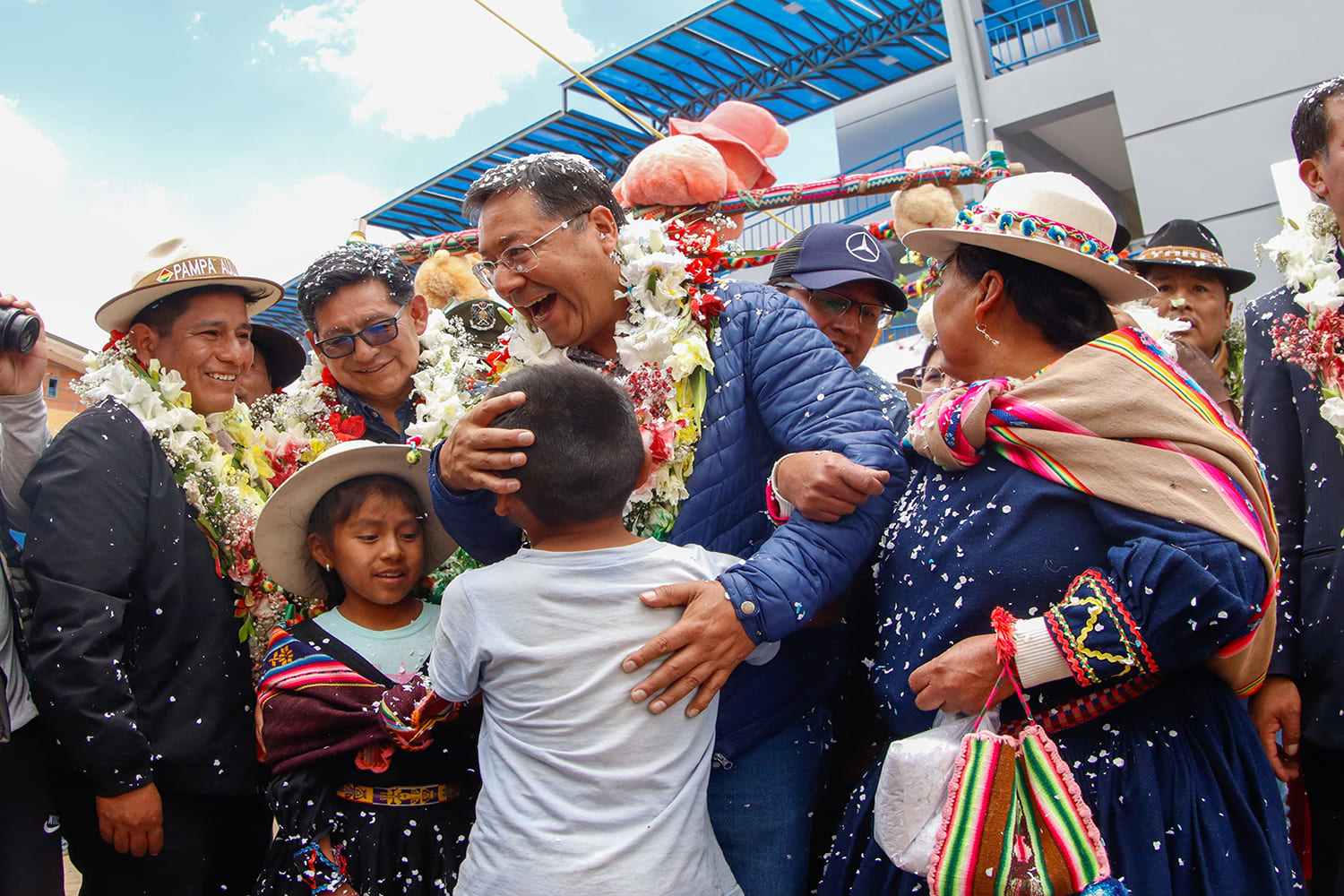 EL PRESIDENTE ARCE ENTREGA OBRAS EN PAMPA AULLAGAS Y LAMENTA QUE BLOQUEOS ESTÉN BOICOTEANDO EL CARNAVAL DE ORURO