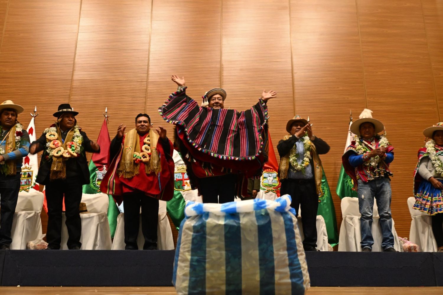 EL PRESIDENTE ARCE ENTREGA CONVENIOS DE FINANCIAMIENTO DE PROGRAMAS Y PROYECTOS A MUNICIPIOS DE BOLIVIA