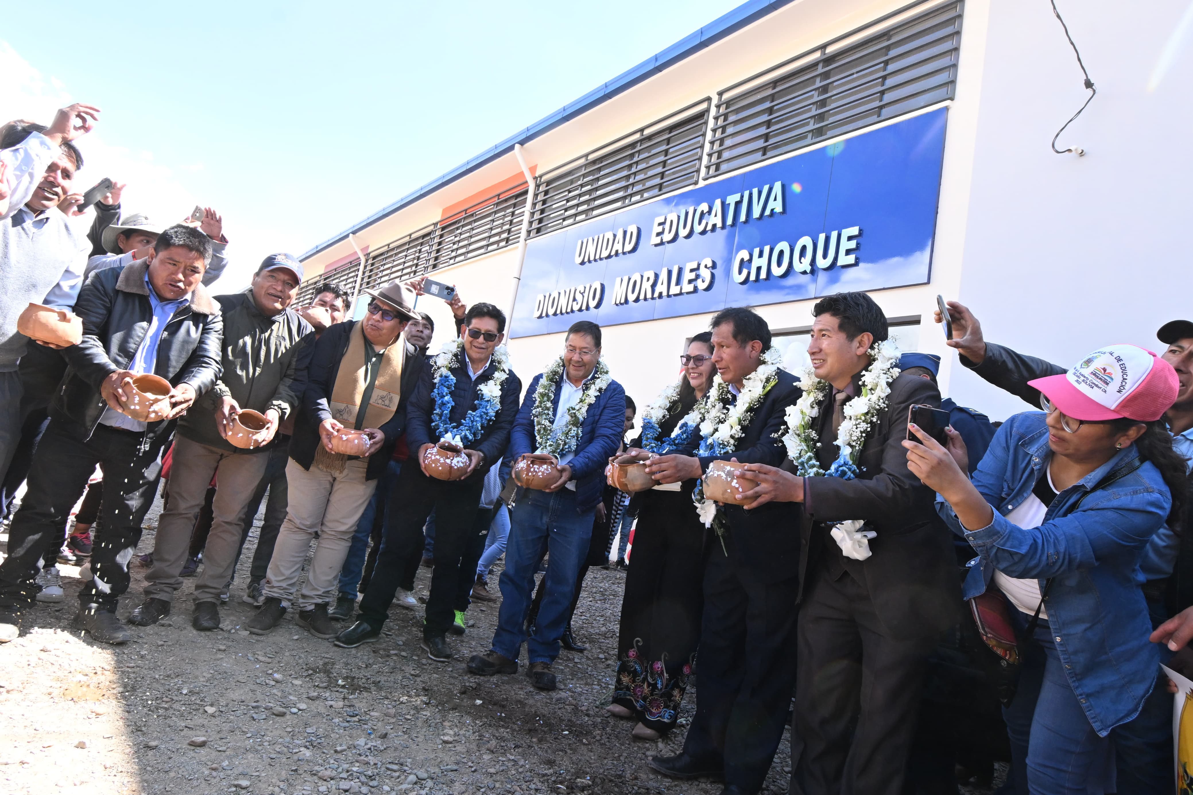 ORURO: EL PRESIDENTE ARCE ENTREGÓ UNIDAD EDUCATIVA Y PIDE A LOS PROFESORES IMPARTIR UNA EDUCACIÓN DE CALIDAD