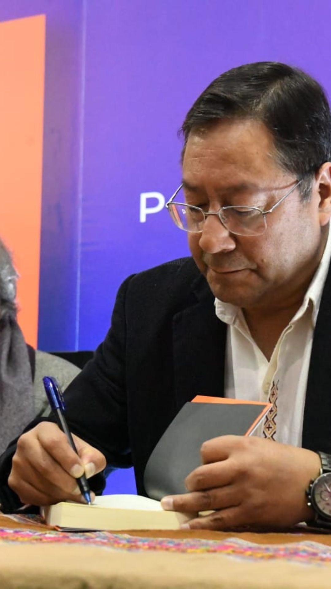 El presidente Arce presenta reedición de su libro “Un Modelo Económico Justo y Exitoso” en la Feria del Libro de La Paz