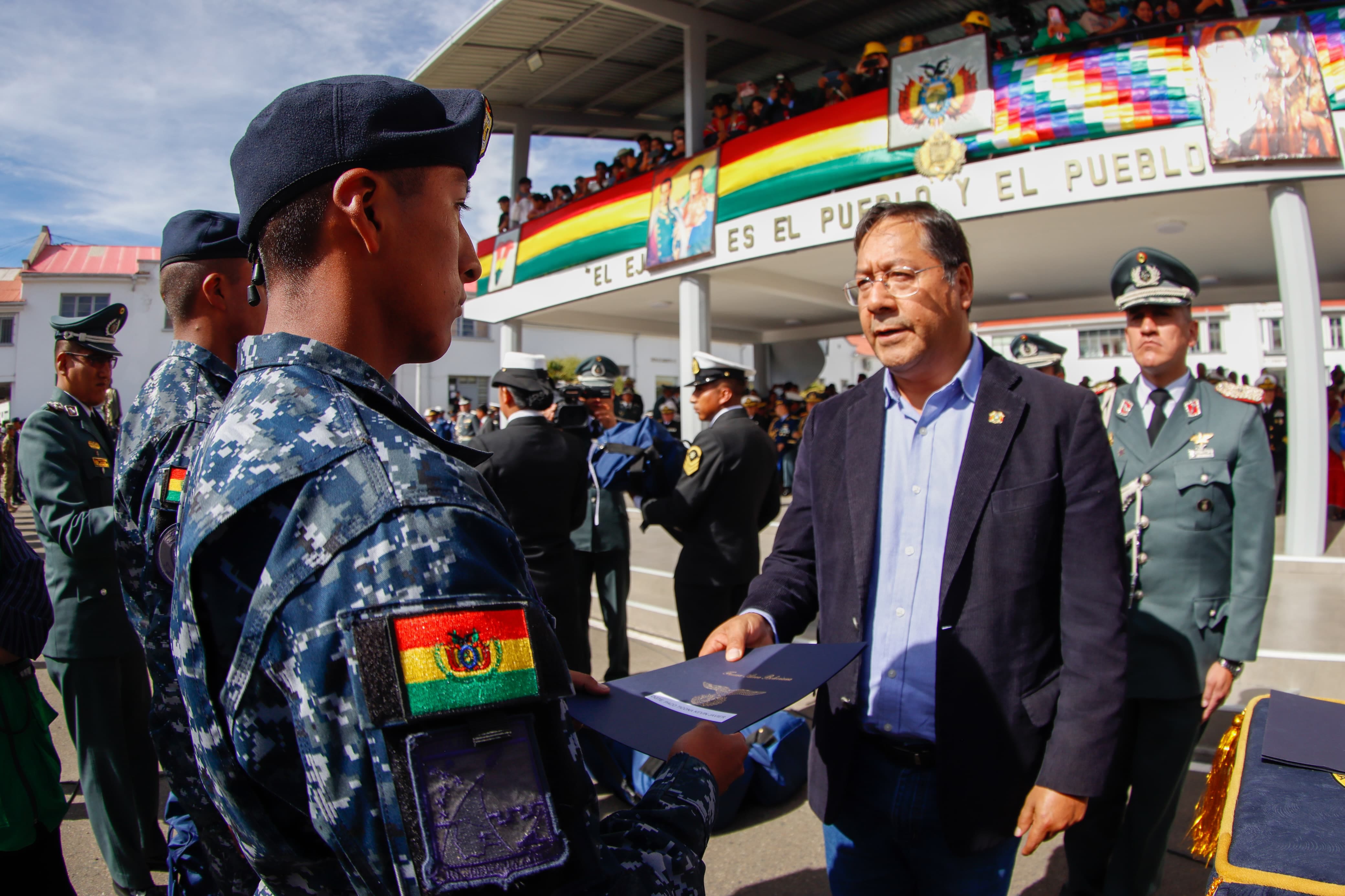 PRESIDENTE ARCE ENTREGÓ BECAS A SOLDADOS Y MARINEROS PARA QUE ESTUDIEN EN INSTITUTOS DE FORMACIÓN MILITAR