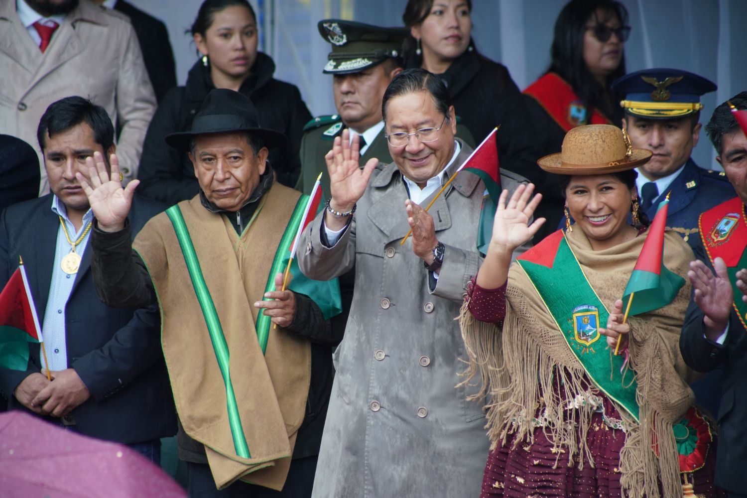 EL PRESIDENTE ARCE PARTICIPA EN EL DESFILE CÍVICO MILITAR EN HONOR AL 39 ANIVERSARIO DE EL ALTO