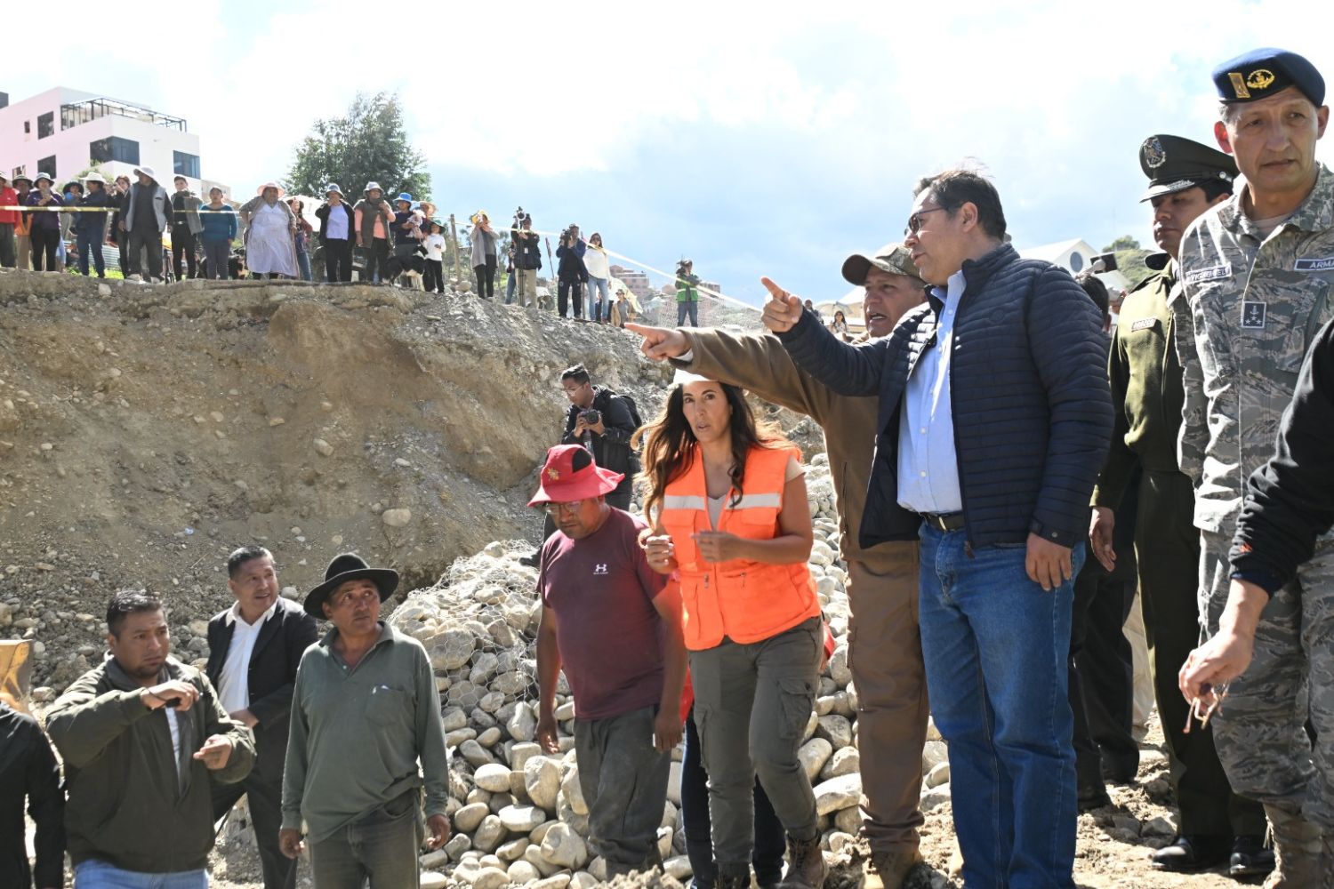 EL PRESIDENTE ARCE INSPECCIONÓ LABORES DE ENCAUCE DE RÍOS EN EL GRAMADAL Y DESTACÓ EFICIENTE TRABAJO DE LAS FF.AA.