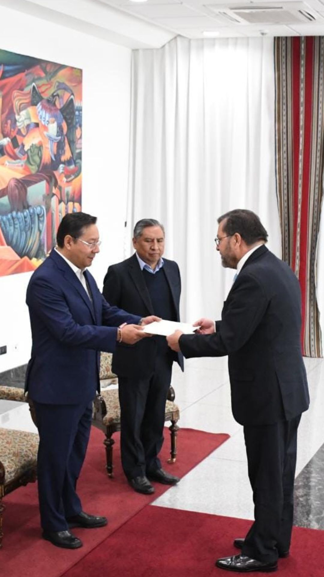 Presidente Luis Arce Catacora recibe las cartas credenciales de los embajadores de Irán y Guatemala