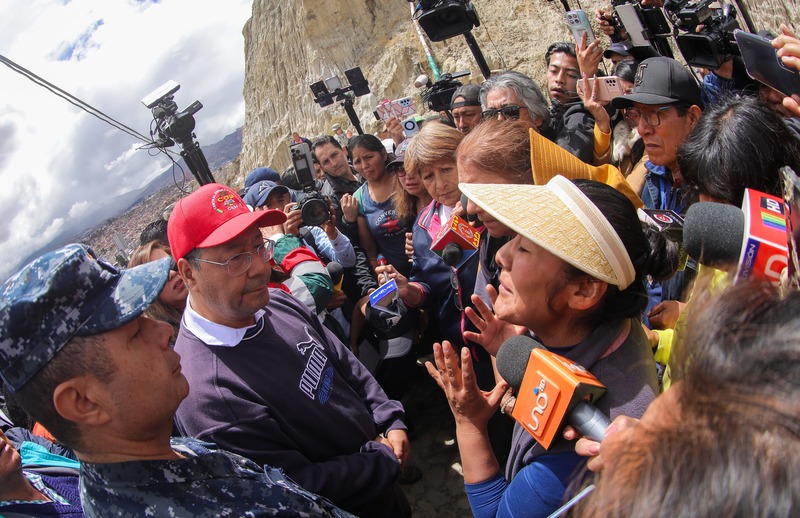 Presidente Luis Arce entrega ayuda y promete reconstruir viviendas de familias damnificadas en Bajo Llojeta