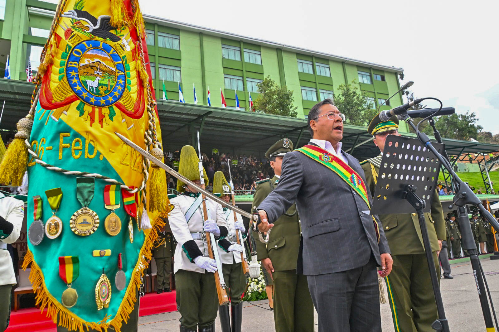 Presidente Arce insta a los nuevos oficiales de la Policía a forjar una institución capacitada y tecnológica contra el crimen