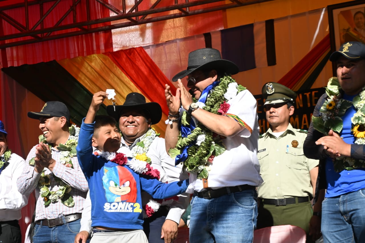 Presidente Arce inicia la construcción del hospital de Segundo nivel y entrega 40 de viviendas sociales en Chulumani