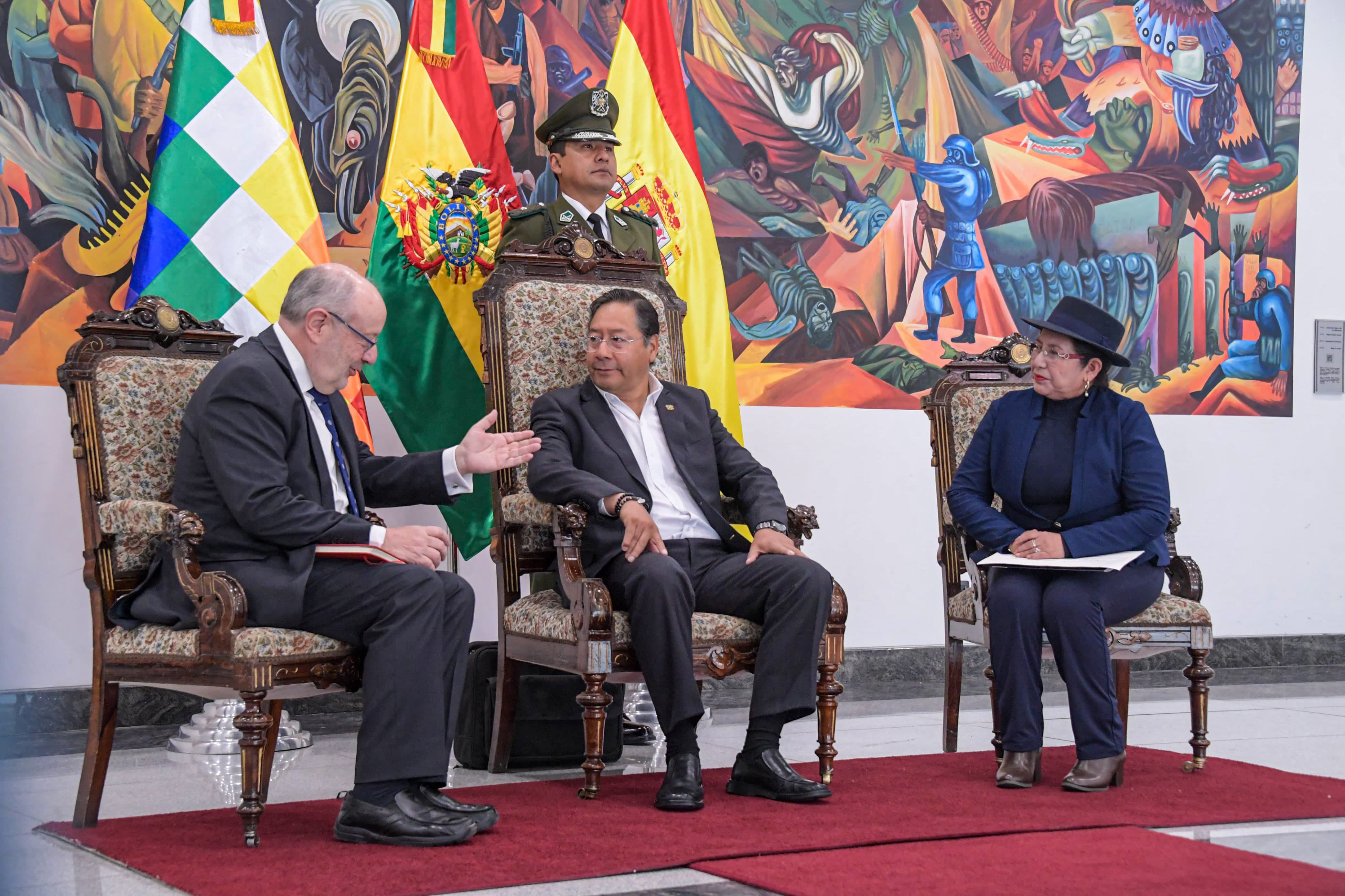 El presidente Arce recibe las cartas credenciales del nuevo embajador de España, Fernando García