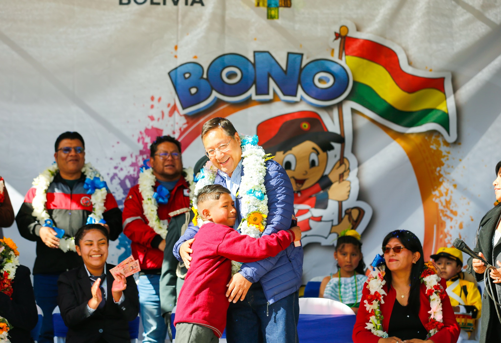 El presidente Arce inicia el pago del Bono Juancito Pinto y reafirma su compromiso con la educación