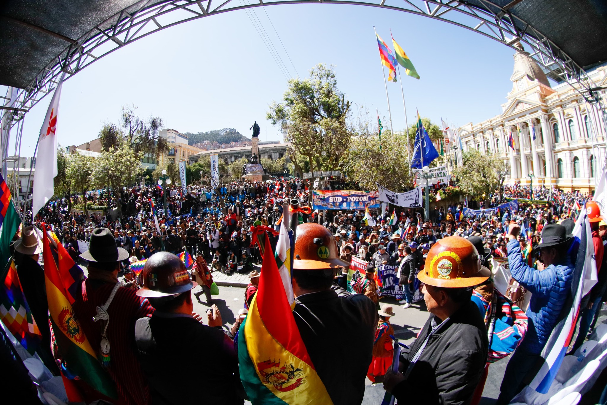 Una marcha de un millón de personas dio su apoyo a la democracia y al presidente Luis Arce Catacora