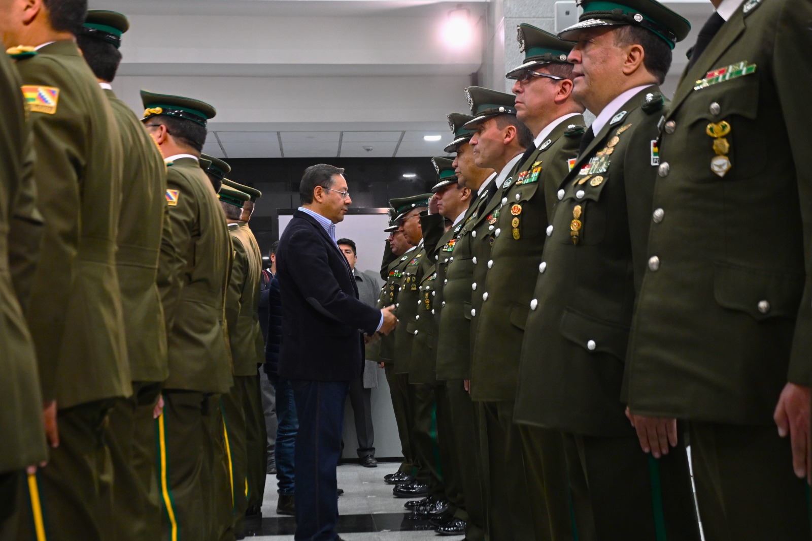 El presidente Arce posesiona a Augusto Russo como nuevo comandante de la Policía Boliviana y les pide mayor compromiso con el pueblo