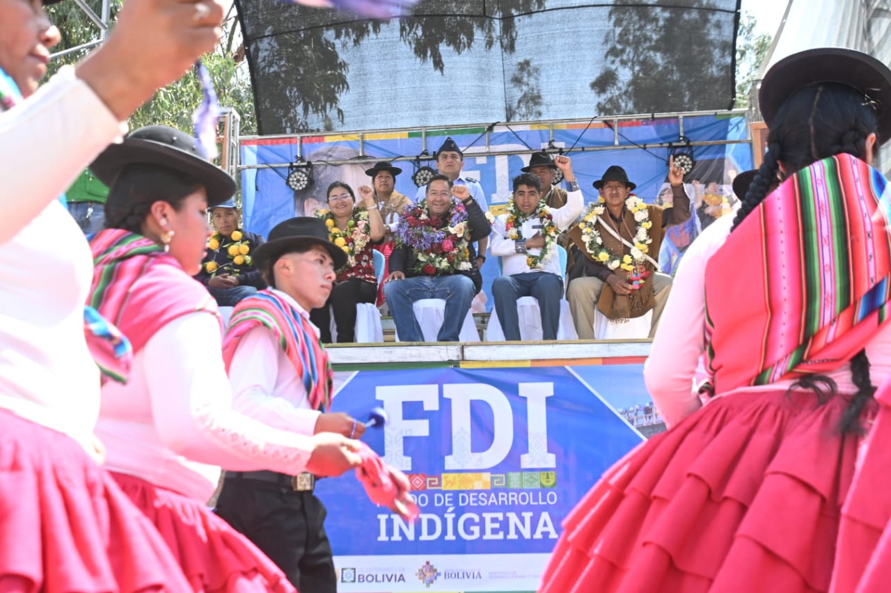 Presidente Arce entrega en Sapahaqui cinco puentes vehiculares y 38 viviendas