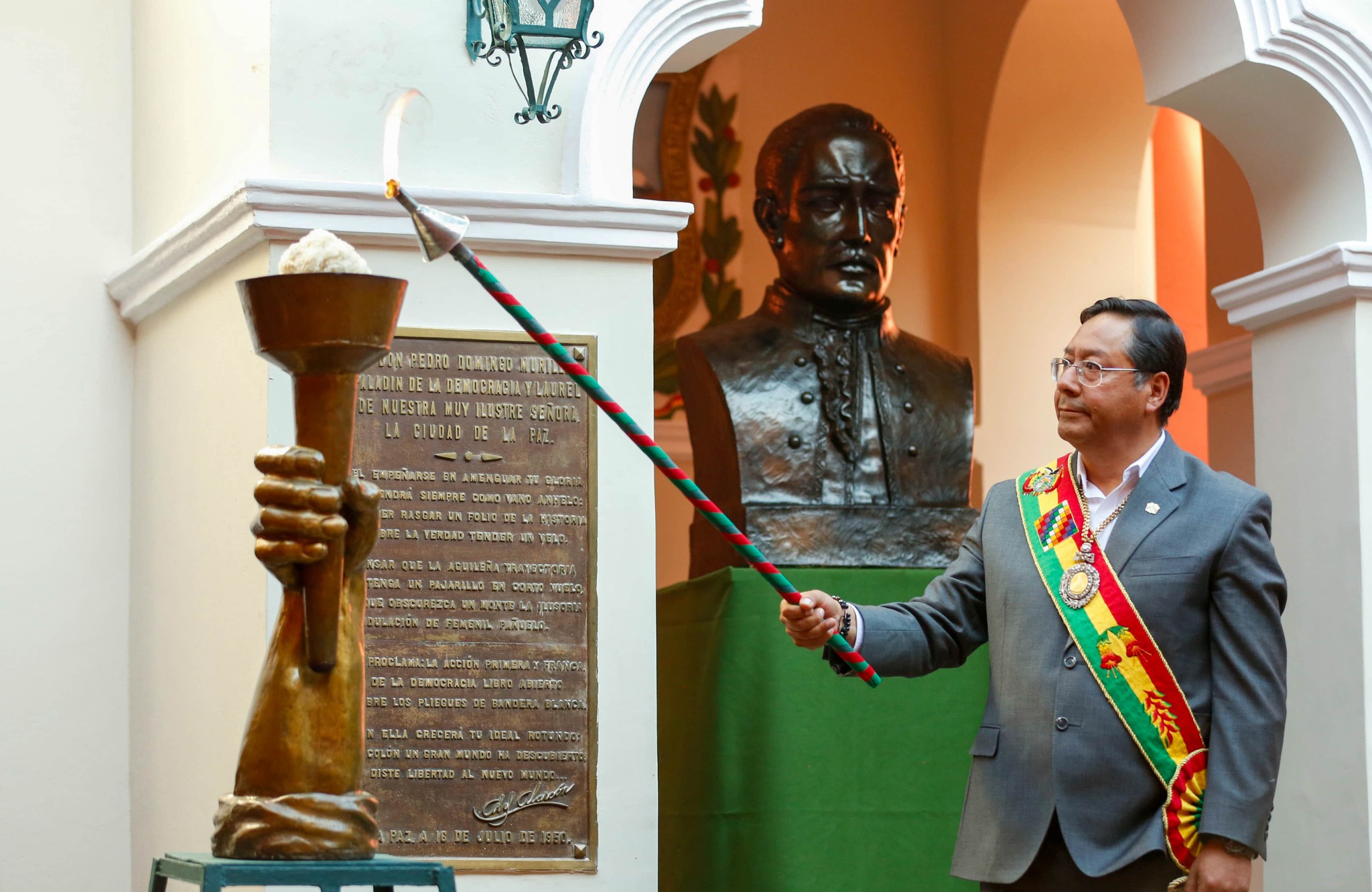 Presidente Arce pide preservar el derecho a la libertad, a la luz de la tea de Murillo