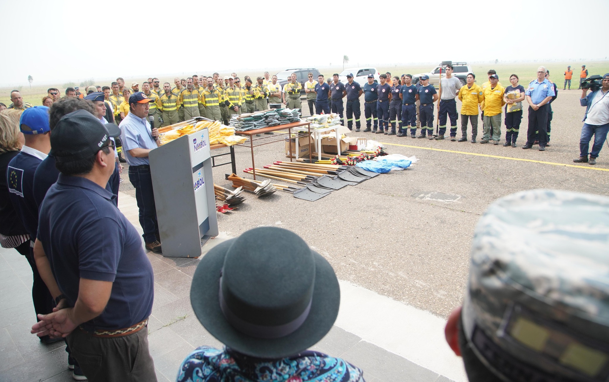 Presidente Luis Arce entrega equipamiento a los bomberos para combatir los incendios en Santa Cruz