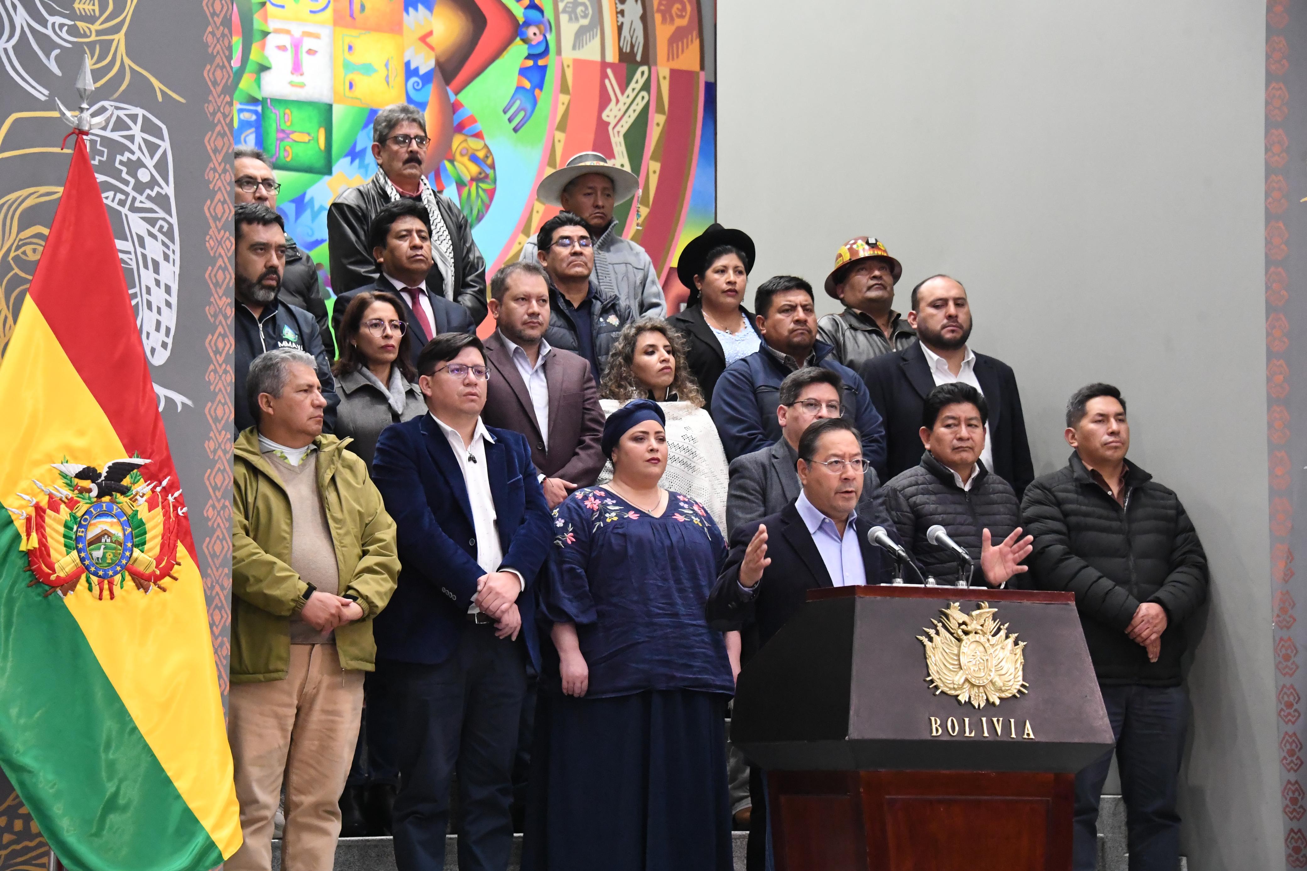 Presidente denuncia golpe a la democracia y pide al TSE convocar a órganos del Estado para ratificar compromiso democrático