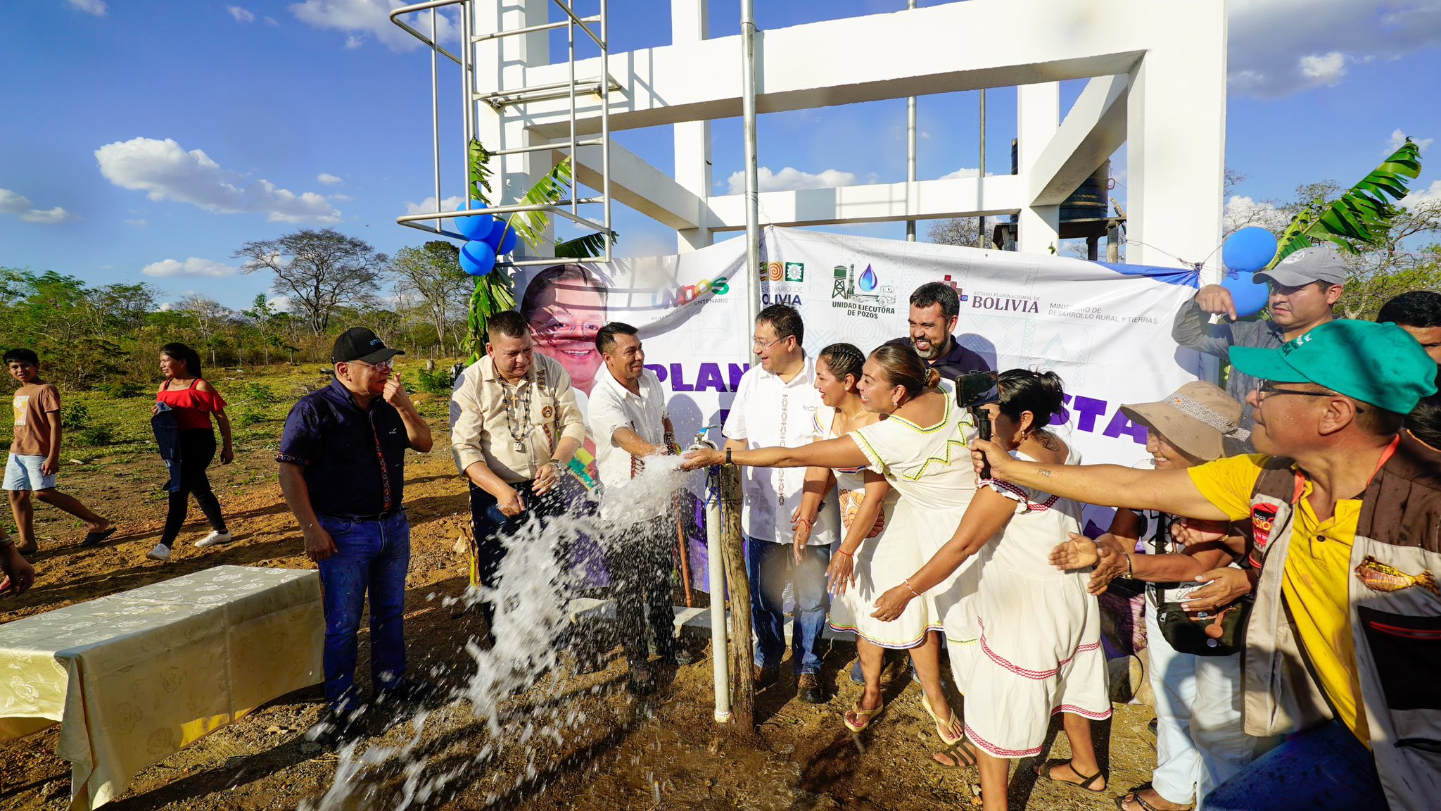 Presidente Arce entrega varias obras a los pobladores del municipio cruceño de San Miguel de Velasco