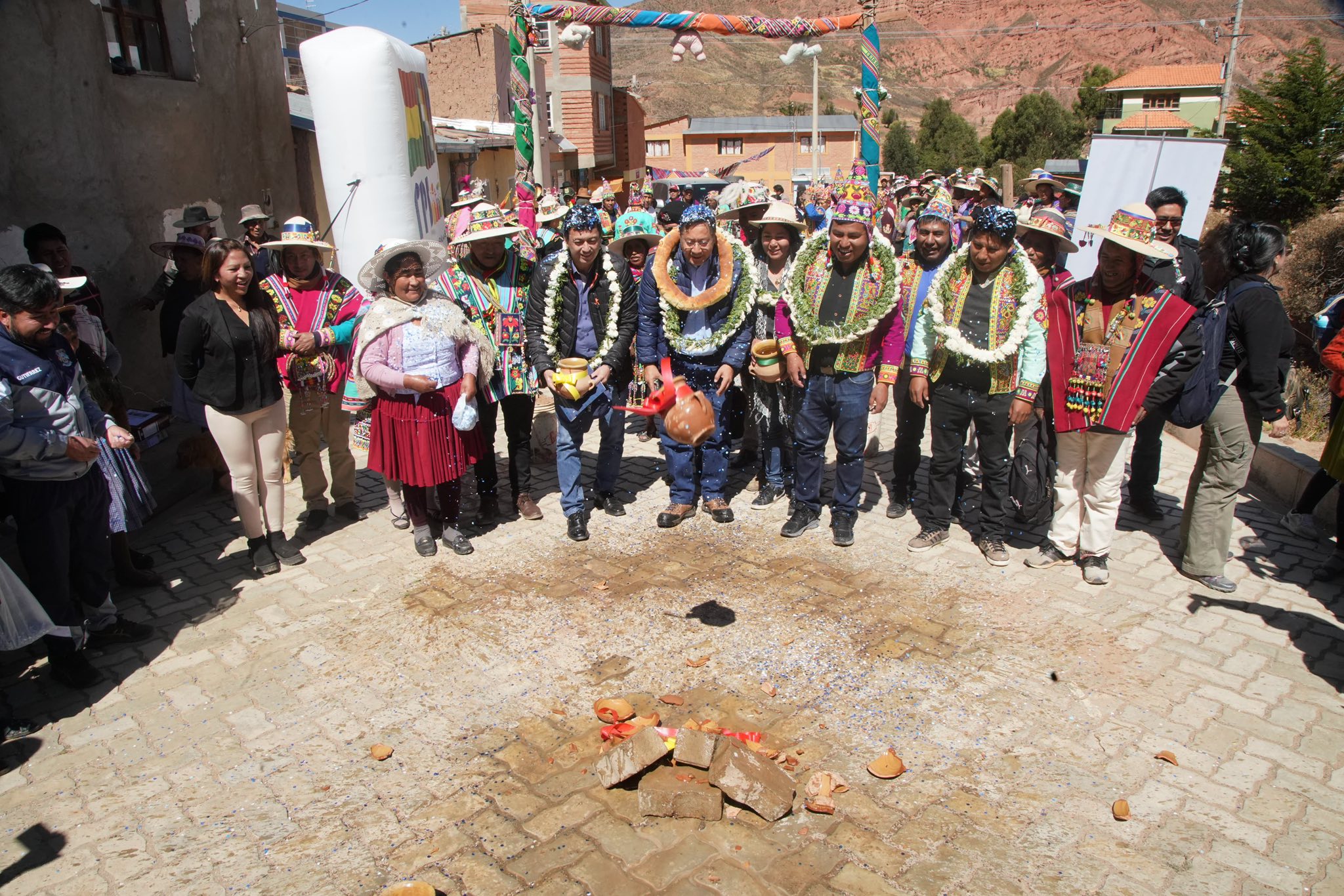 Presidente Luis Arce entrega un paquete de obras a los pobladores del municipio de Bolívar