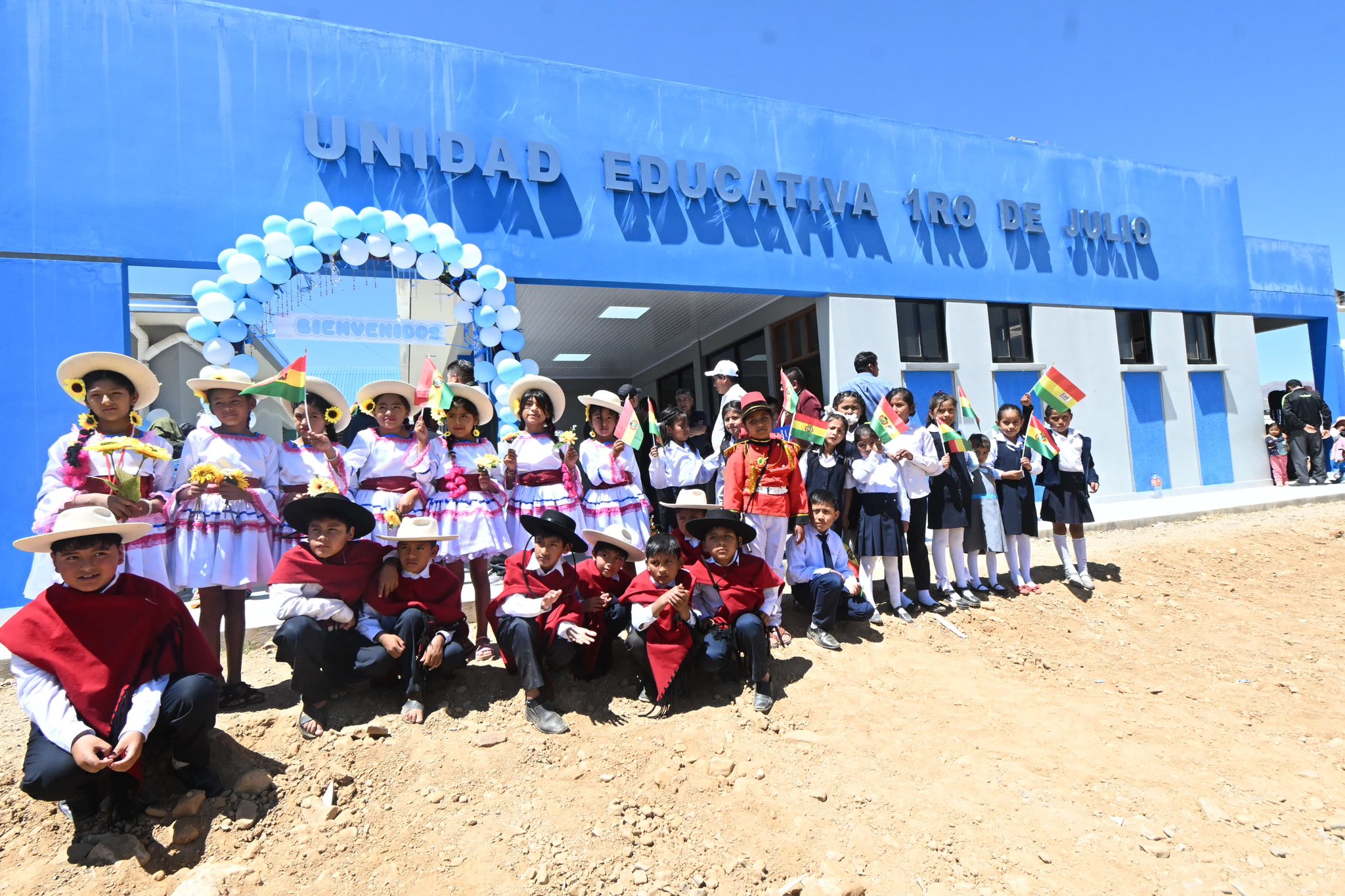 Presidente Luis Arce entrega una unidad educativa y viviendas a pobladores de Villa Rivero