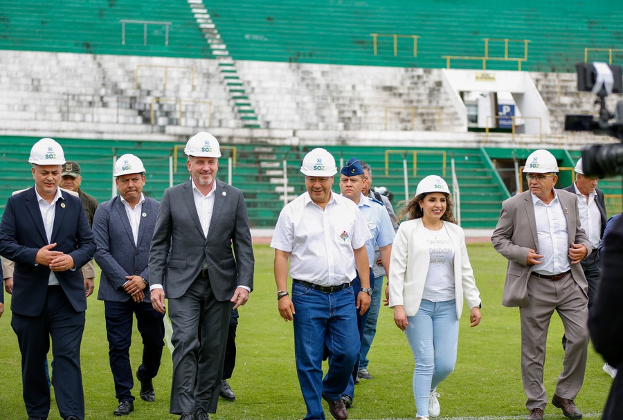 El presidente Arce inspecciona obras del escenario que recibirá la final de la Copa Sudamericana