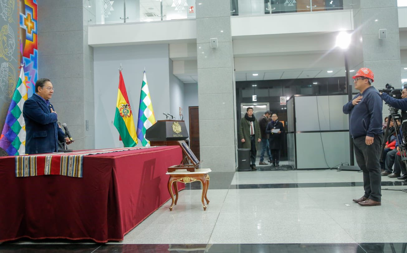 Presidente Luis Arce posesiona a Víctor Pedro Quispe Ticona como nuevo ministro de Trabajo