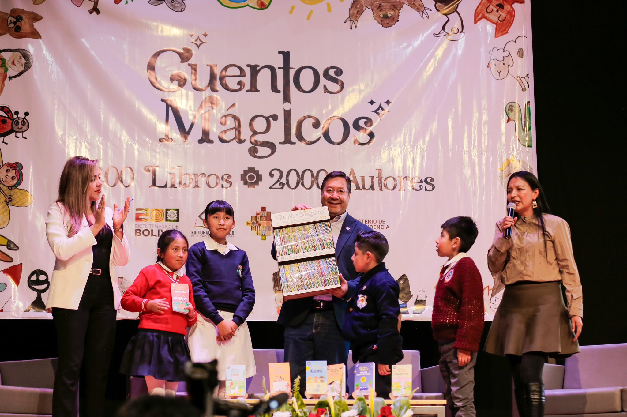 En la 29ª FIL de La Paz, el presidente Arce presenta 200 libros escritos por 2.000 niños bolivianos