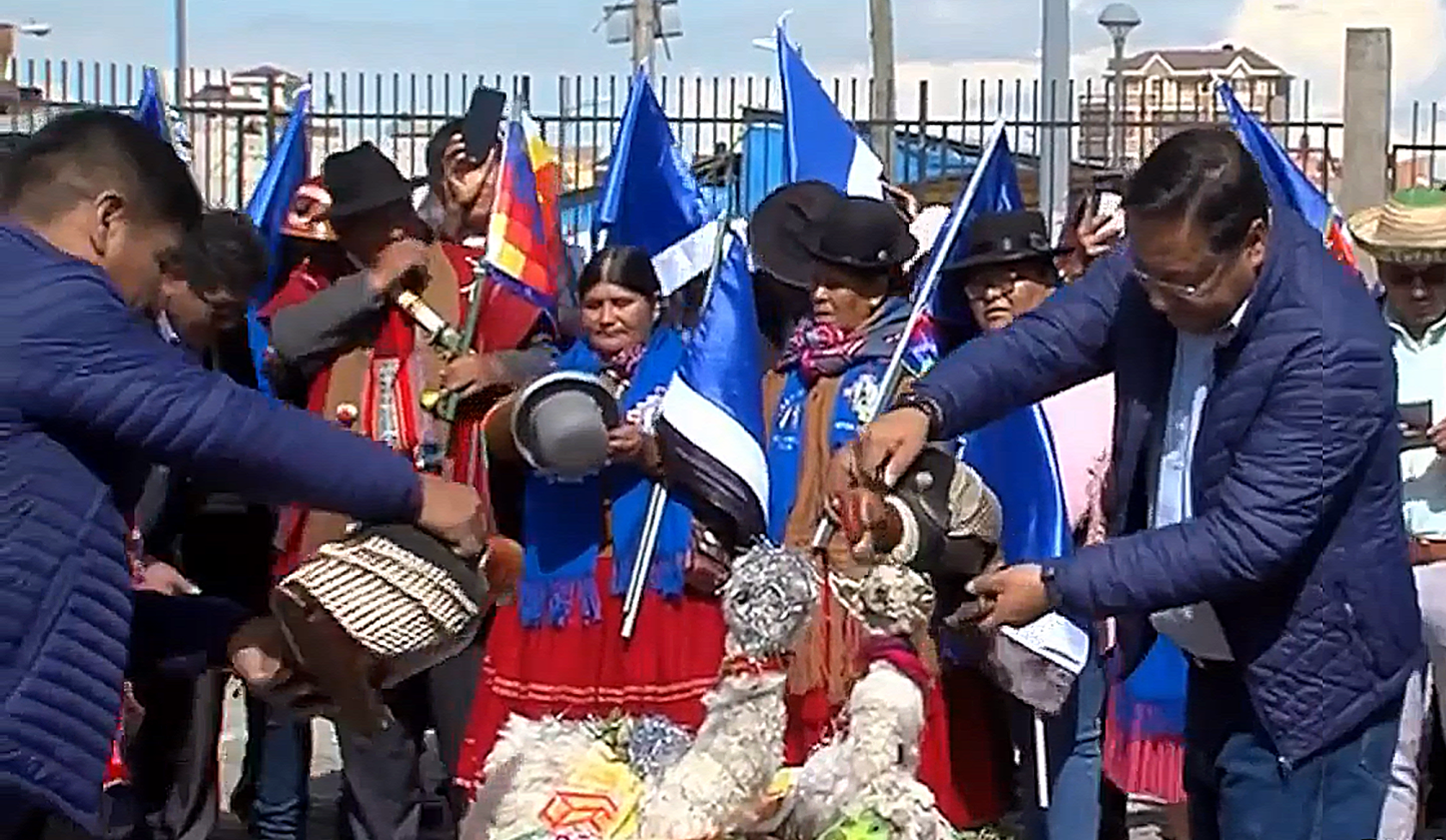 Con una ofrenda a la Pachamama, presidente Arce y organizaciones sociales celebran reconocimiento de Grover García como líder del MAS
