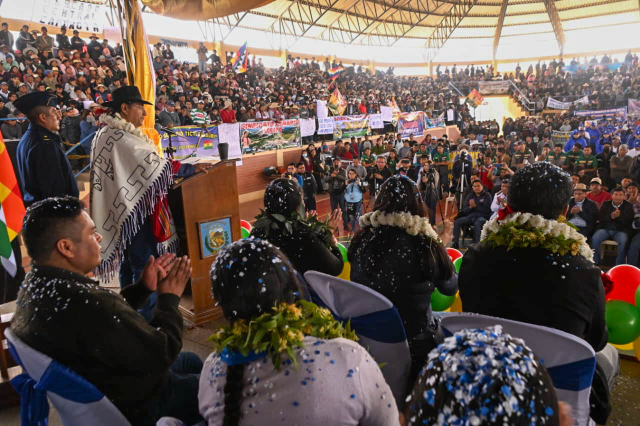 Presidente Arce entrega ley que declara prioridad nacional a ruta que unirá Cochabamba con Potosí