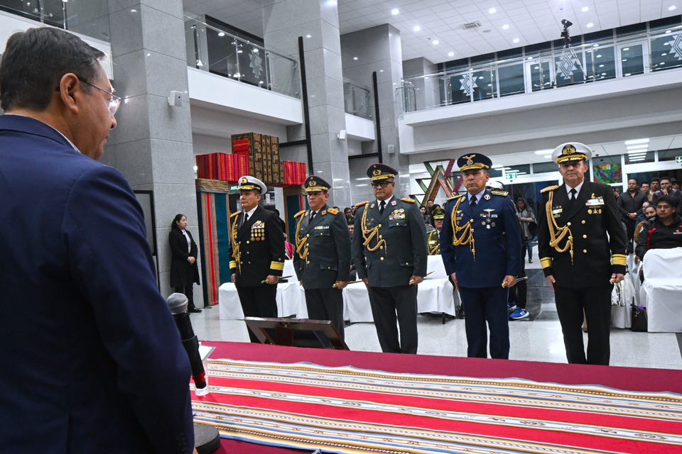 Presidente Arce posesiona al nuevo Mando Militar y les encomienda preservar la democracia y respetar la Constitución