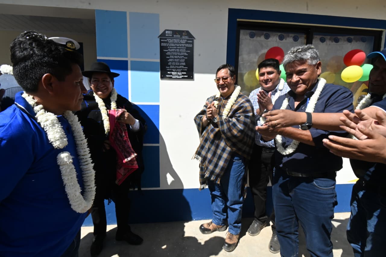 Presidente Luis Arce entregó 79 viviendas y una unidad educativa en el municipio cochabambino de Cuchumuela