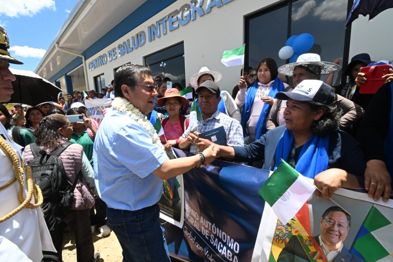 Presidente Luis Arce entregó un Centro de Salud Integral y 50 viviendas en el municipio de Tolata