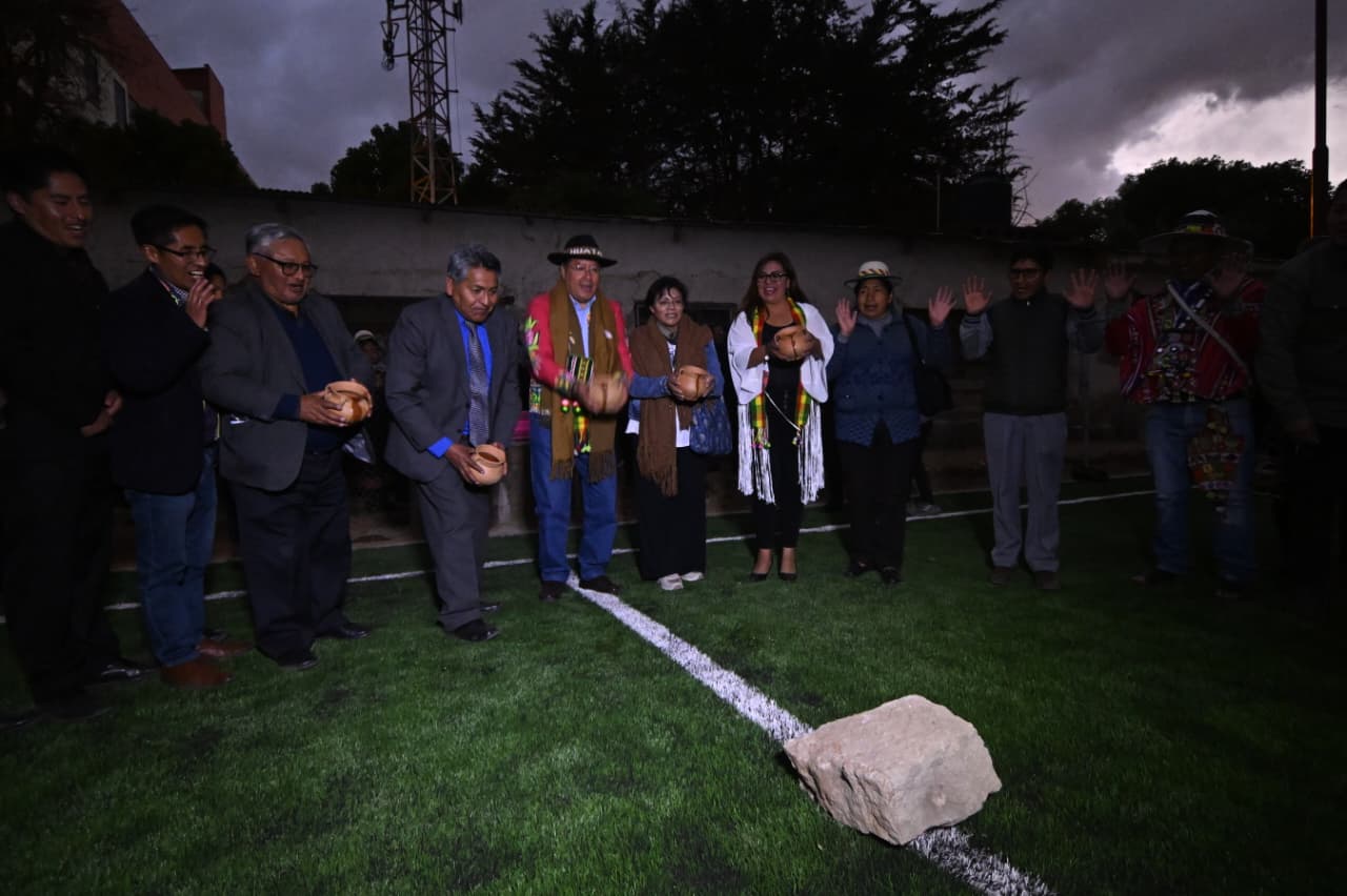 Presidente Luis Arce entregó aulas, laboratorios y una cancha de césped sintético en la UTO
