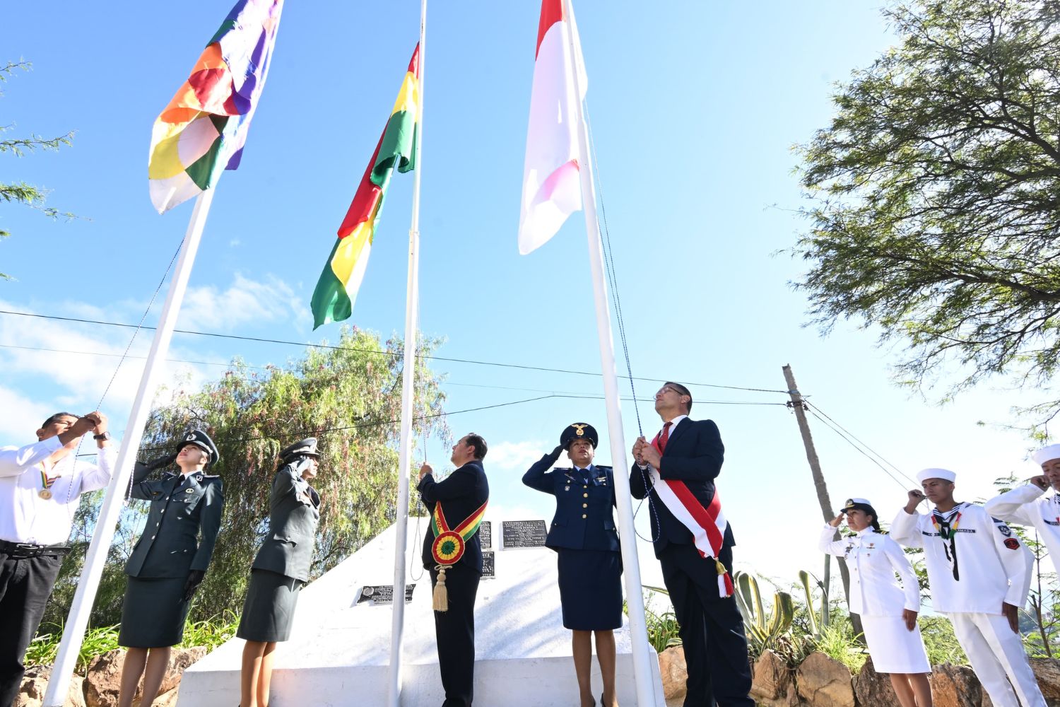 PRESIDENTE ARCE ENCABEZA ACTOS PROTOCOLARES DE OFRENDA FLORAL E IZA DE LA BANDERA EN TARIJA