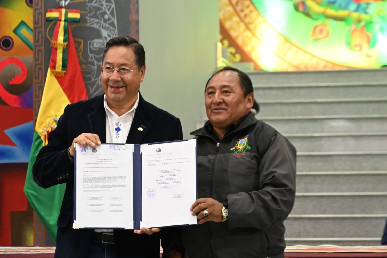 PRESIDENTE LUIS ARCE ENTREGA LEY A LOS ALTEÑOS QUE VIABILIZA CONSTRUCCIÓN A OCHO CARRILES DEL TRAMO SENKATA – APACHETA