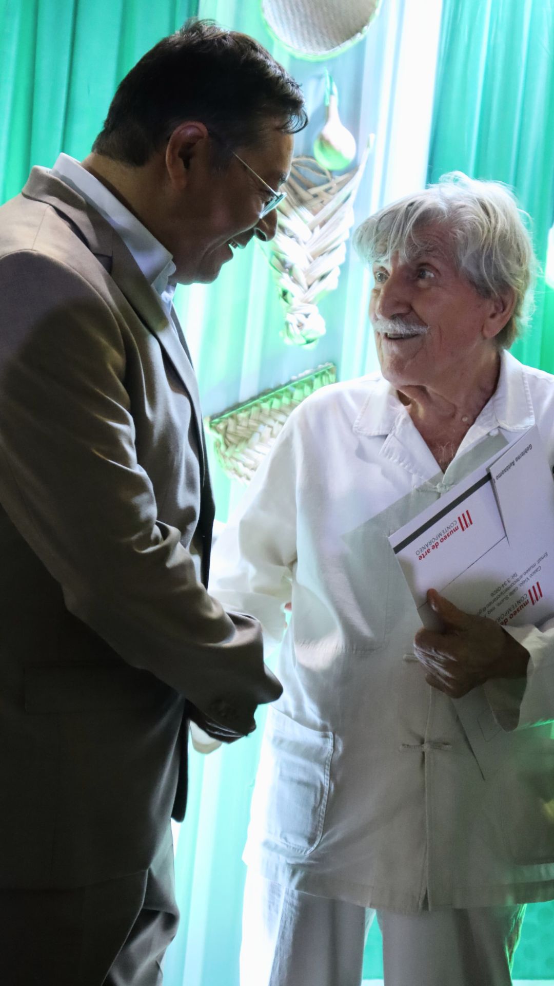 Presidente Luis Arce condecora con el Cóndor de los Andes al artista y muralista Lorgio Vaca Durán