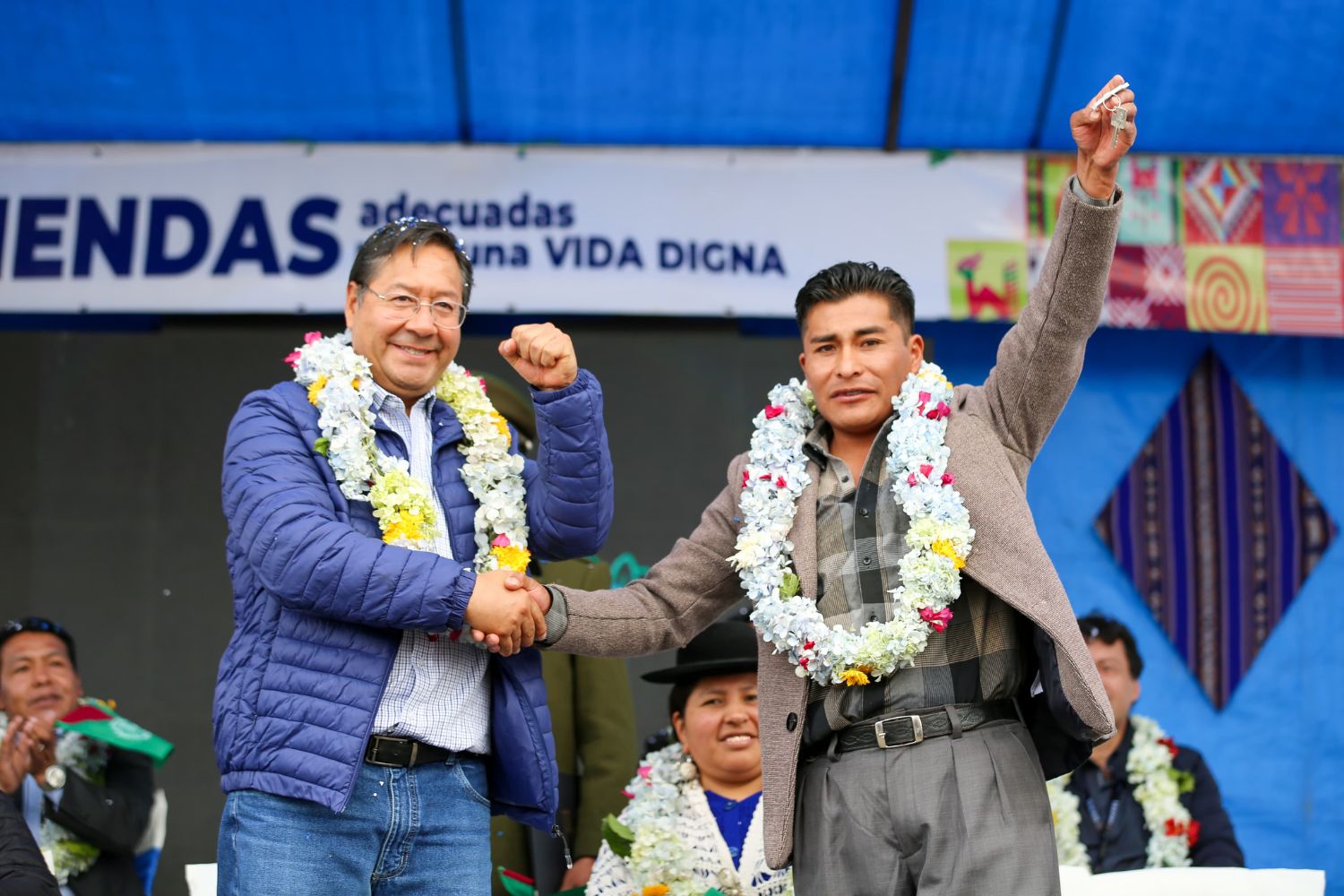 ARCE ENTREGA VIVIENDAS Y ANUNCIA UN GRAN PROYECTO DE ENLOSETADO DE CALLES PARA EL ALTO